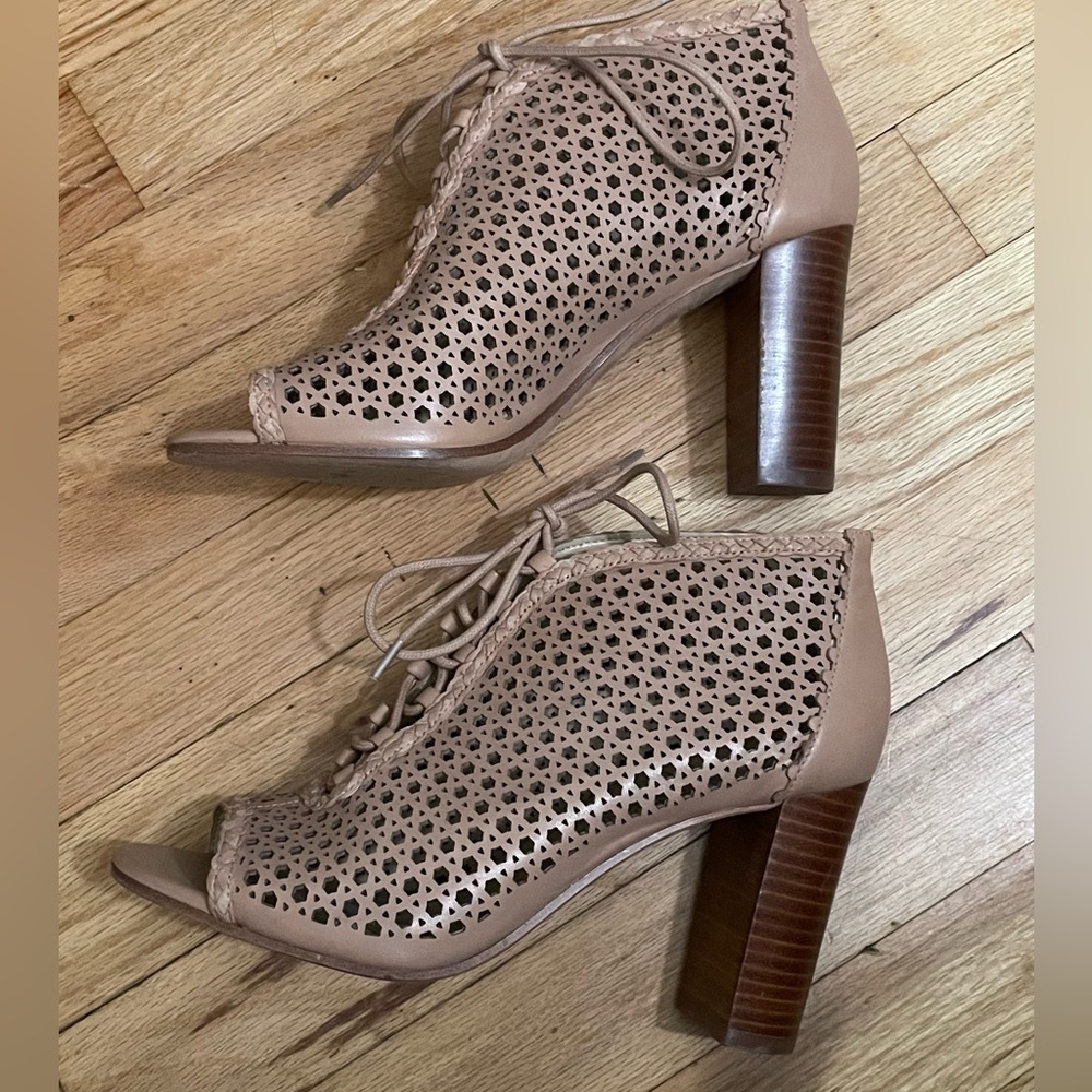 Via Spiga Lace-Up Cutout Ankle Bootie in Nude Sz 7.5 Womens  EUC Nude